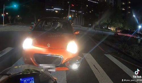 「你要殺我啊?」騎士等紅燈險遭撞擊 驚險畫面全都錄