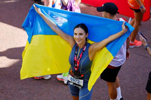烏克蘭選美皇后「緊身衣搭國旗」跑馬拉松　為家鄉募款而跑