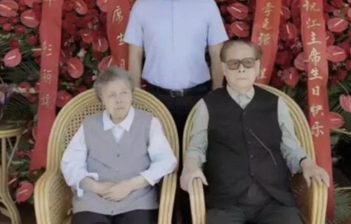 紧来刷一波存在感!江泽民96岁生日照曝光 抿嘴斜视不开心