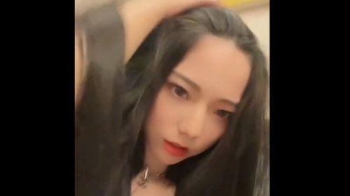 JKF百大網美甩撥秀髮撩人心　網友卻回「沒洗頭吼」