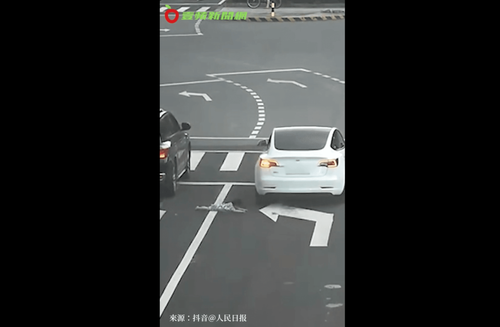 「車窗掉出小童」粗心家長竟不知　後車整排嚇停救人