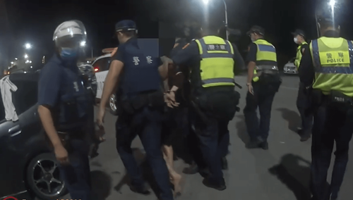 台東男駕車撞民宅還丟磚毆路人　警逮人還在車上搜出這些東西