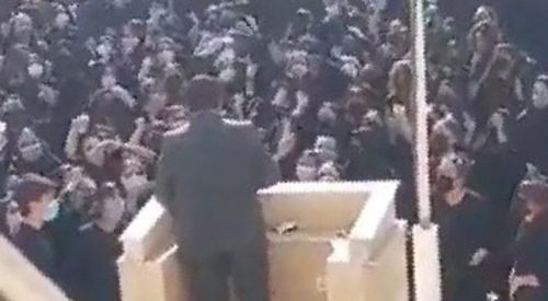 伊朗艾米尼之死掀学运 成群女学生无畏怒呛民兵组织