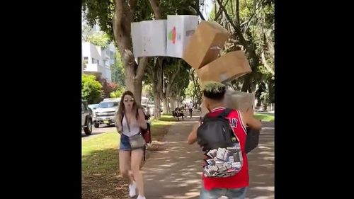 他抱整疊箱傾倒　女癱軟噴溼一地