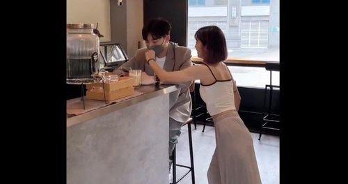 見帥哥她上前脫罩 男一臉疑惑瞪大眼