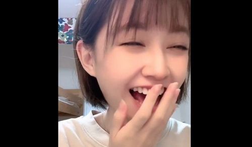 見和尚滑倒她笑出聲　一轉頭卻驚見他在一旁…