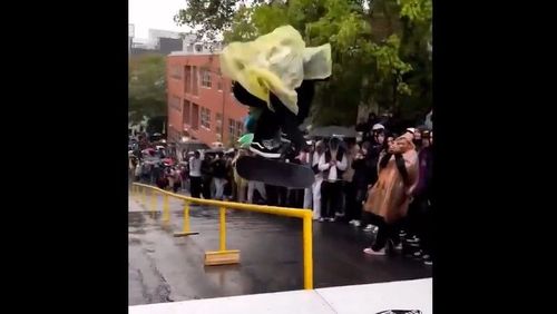 滑板炫技比拼　別人滑杆他竟出這招