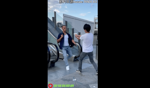 男子光天化日街頭掏槍　路人反應笑壞全網