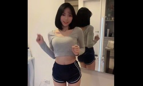 正妹穿熱褲跳熱舞　微涼的秋夜身體卻熱了