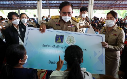 泰總理慰問托兒所血案家屬　竟這樣發放慰問金