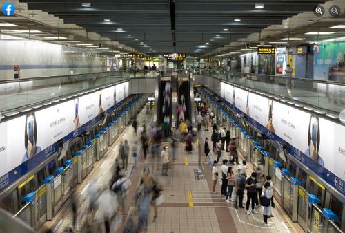 搭捷運遇上「嬰孩哭鬧」換車廂　媽媽的突襲舉動讓她嚇壞