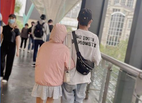 阿翔勾著她甜蜜散步 老婆拖著2子女跟在後面嘆:寒風刺骨