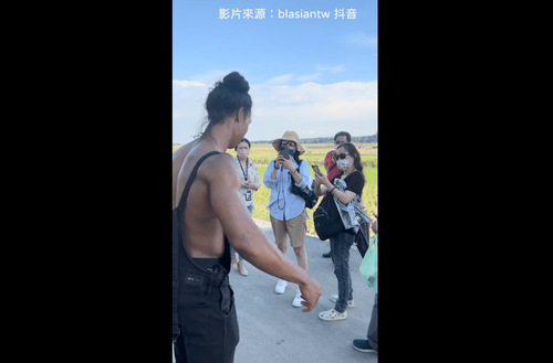巧克力肌猛男表演啪啪啪　路過大叔忍不住出手抓