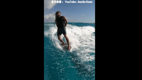 太驚喜了　型男海上豔遇海豚旋轉跳躍陪衝浪　