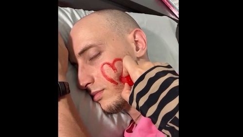 臉上畫愛心這也太浪漫　不當單身狗靠這一招曬恩愛