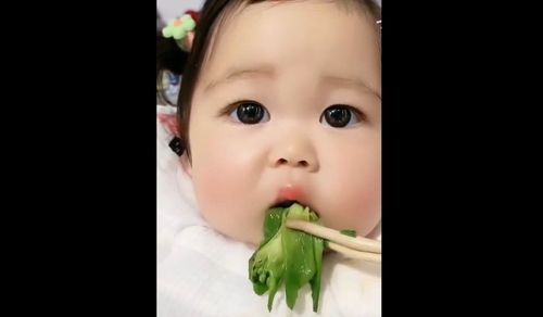 大眼娃兒吃青菜停不了 按讚破百萬!網友喊好萌啊