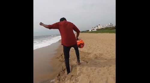 耍帥求一個清晨踏沙氛圍　瀟灑哥滑落沙灘慘被海浪襲擊
