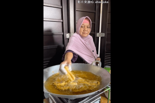 明明是黃金炸香蕉　這位大姐怎麼連手指頭都下油鍋了