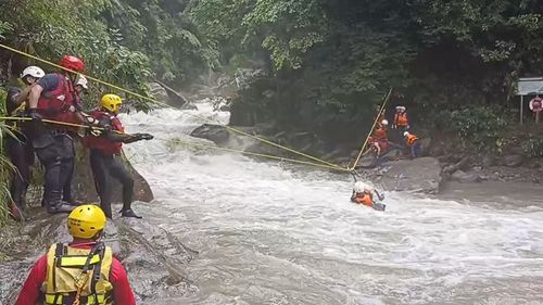 宜兰金岳瀑布溪水暴涨　6男3女受困！消防绳索横渡顺利救援