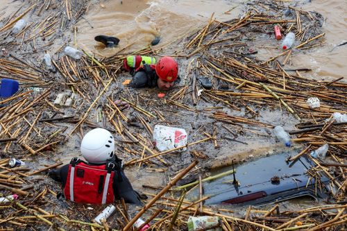希臘豪雨變汪洋　居民連人帶車沖入海