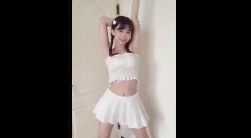 萌妹穿百褶裙裙襬搖搖　網友讚可愛「超級耐看」