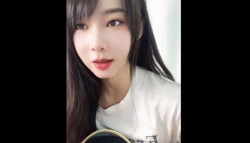 正妹自彈自唱《我的秘密》 舒柔美聲網喊「戀愛了」