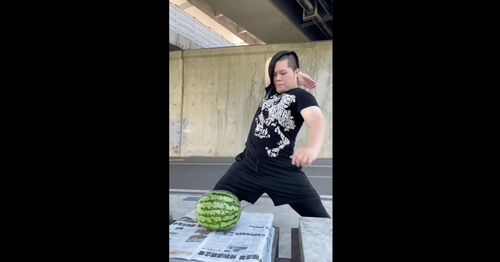 職業摔角手一掌劈爛「小玉」　超猛絕技網友驚嘆