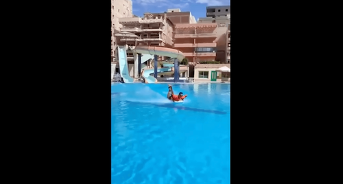 小哥大秀輕功水上漂 滑水道一路衝向對岸 衣服還是乾的