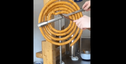 超浮誇巨大蚊香吉拿棒 台中爆紅甜點讓人看傻眼