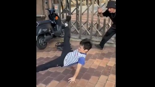 舞王尬地板動作秒被小學生K.O.　網友讚「我的下巴已經掉到地上」