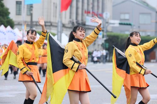 国庆最大亮点「橘色恶魔」精采影片看这!边吹奏边跳舞 甜笑融化全台