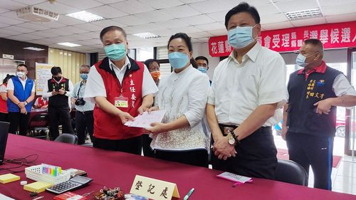 徐榛蔚這理由閃辯論給對手軟釘子 立委夫今陪同登記參選