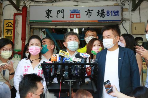 到柯P家門口拜票!東門市場撞見陳佩琪 陳時中只會說:早安你好