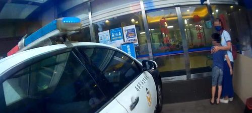 9歲兒確診新冠後休克 父送醫途中遇塞車!攔警車開道「救命」