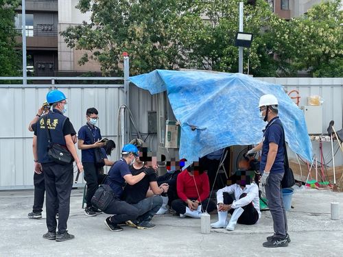 南市掃蕩20名逃逸移工　躲夾層反鎖廁所照樣抓出來