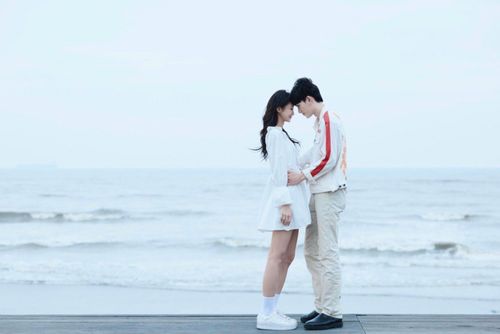 創作女歌手心裡藏別人 牽手原子少年看晚霞