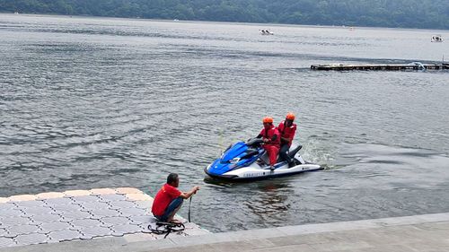 離奇！男獨乘天鵝船遊鯉魚潭失蹤　警消環潭擴大搜救
