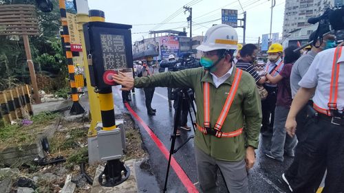 巨石才剛落軌！交長視察平交道稱「事故少一半」　台鐵工會嗆：迴避問題