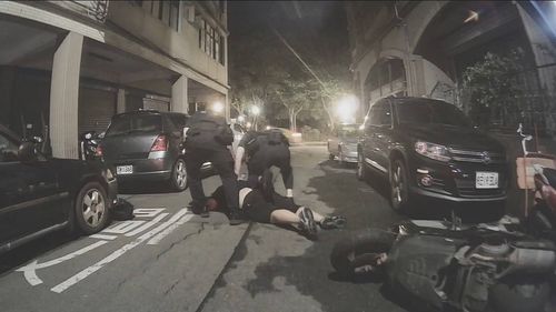 壯男酒駕衝撞警車拒捕　警噴辣椒水壓制法辦