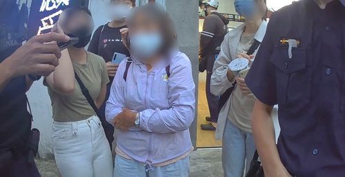 老婦搭錯車迷途　暖心女大生報警波麗士助返家