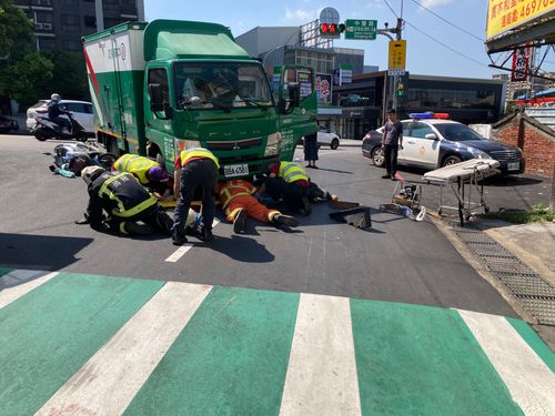 郵務車右轉女騎士閃避不及 慘遭輾困輪下一度無生命跡象