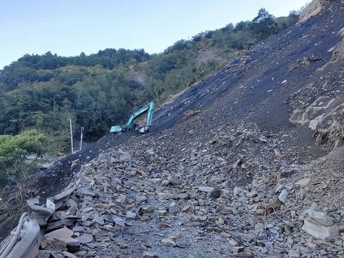 中橫大山崩!滾石土塊傾洩淹路面 駭人影片曝光