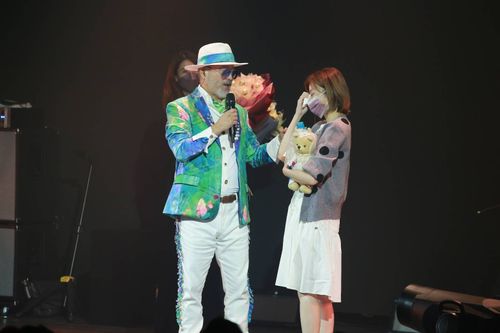 班鐵翔演唱會跨時空對唱艾成自創曲 王瞳淚如雨下「我會為了他活下去」