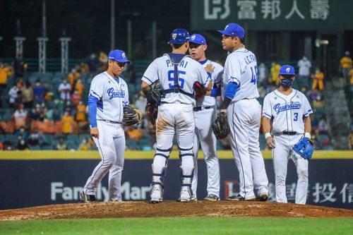 曾峻岳控球走鐘砸鍋 丘總暖心給鼓勵