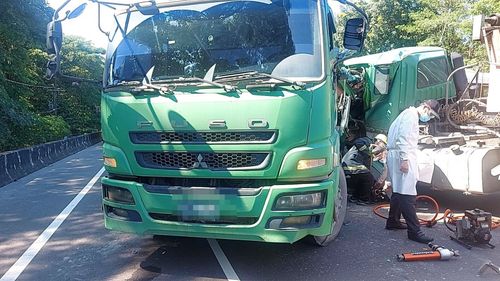 高雄旗山砂石車疑對撞釀2傷 車體變形1駕駛雙腿遭夾受困
