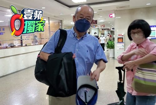 獨家｜「翁達瑞」本尊出庭了！旅美教授陳時奮「一身藍」現身北檢　只吐這3字