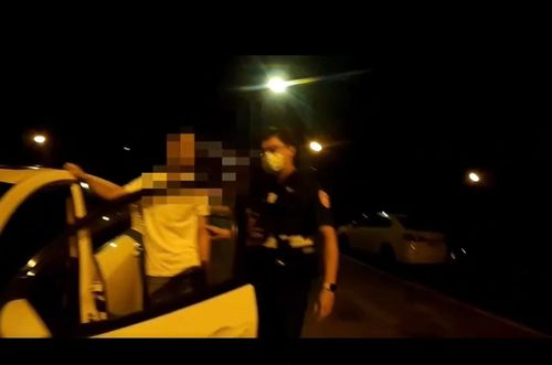 鬼祟男怠速違停做這事 俏麗女警盤查他全招了