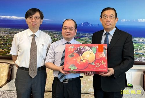 宜蘭查獲全國首件賄選案!檢察總長慰勉辦案人員 親贈「葵花三寶典」