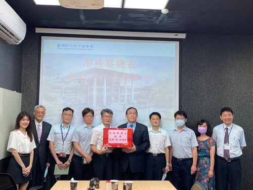 彰化地檢查獲全國首件現金買票 檢察總長邢泰釗贈「查賄葵花三寶典」