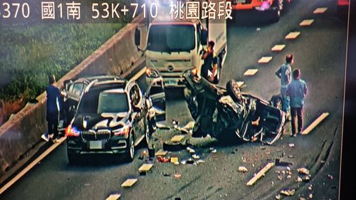 12車追撞驚險片！國1北上53.7K連環車禍　中壢－桃園段「紫爆」